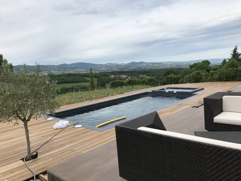 Lab Spa: spa à débordement sur piscine Freedom dans le Var 83