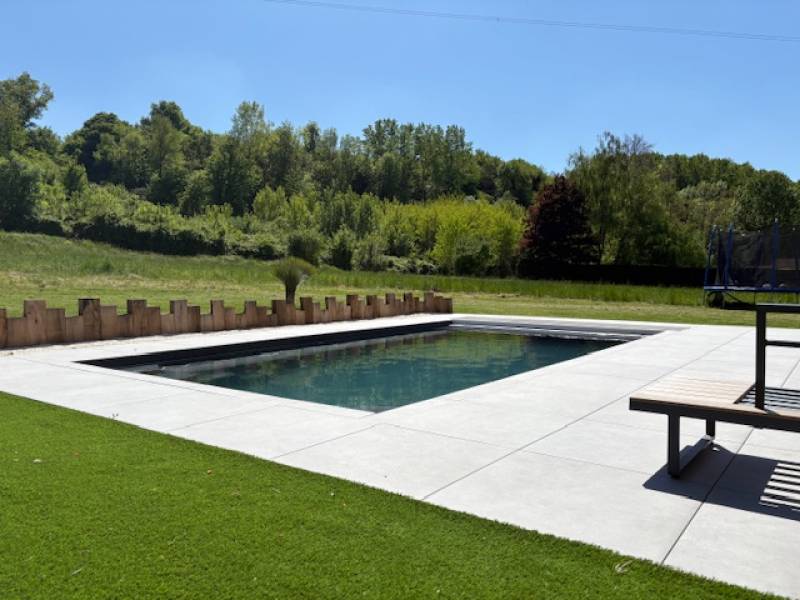 Piscine coque noire Var