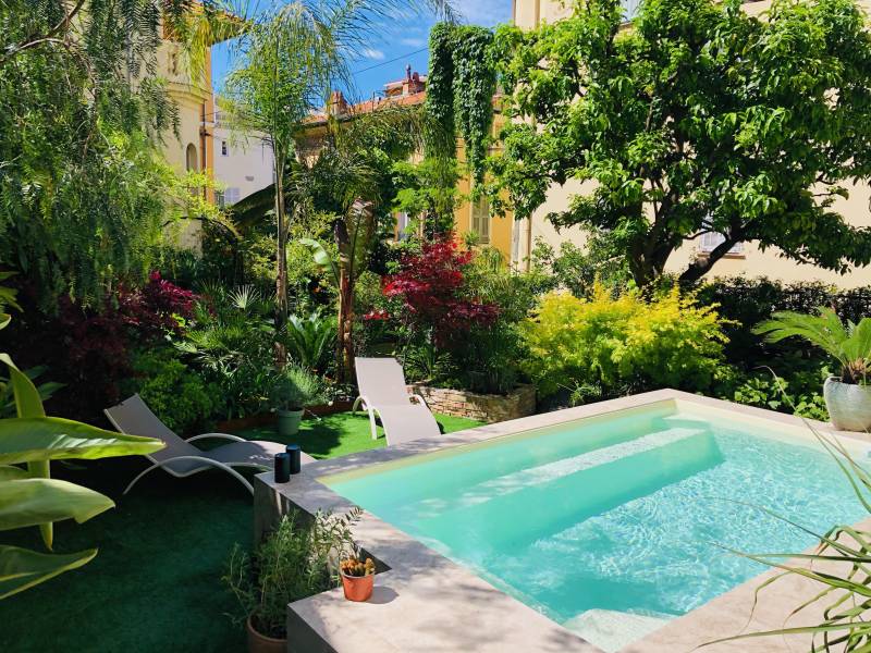 Mini piscine installée dans pitit espace en ville