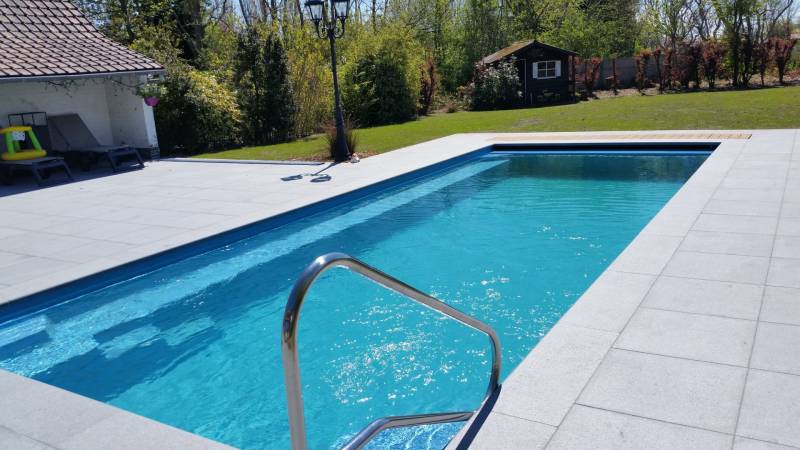 Piscine bleu clair à Aups près de Draguignan