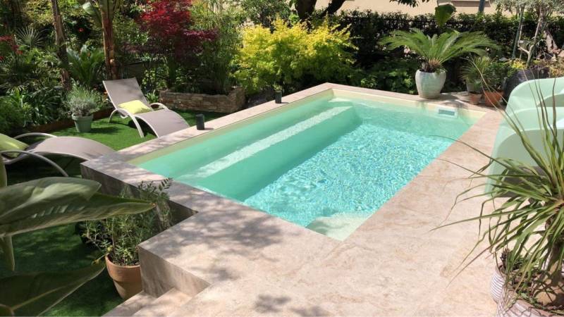 piscine couleur sable dans le Var aux alentours de Toulon