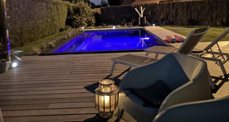Piscine éclairée dans le Nord