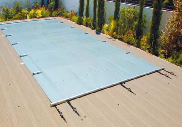 Bâche à barres pour protéger votre piscine à Lorgues