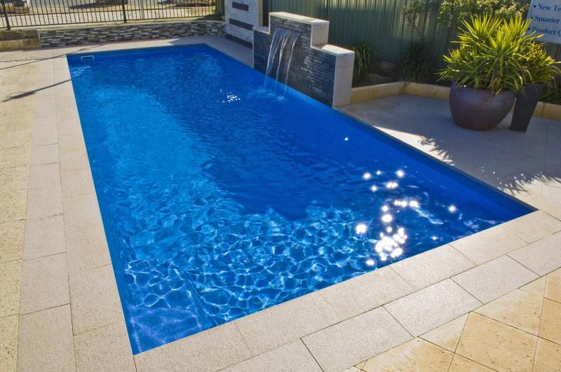 Coque couleur Bleu Pacific: un bleu profond avec un effet marbré pour votre piscine dans le Var