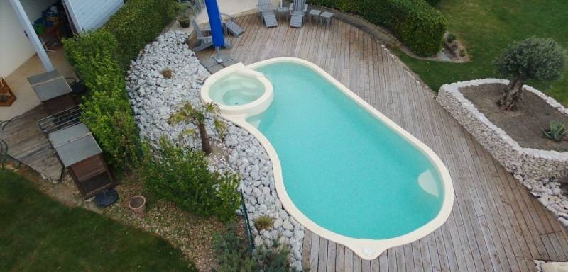 Piscine avec spa à débordement intégré à Toulon dans le Var