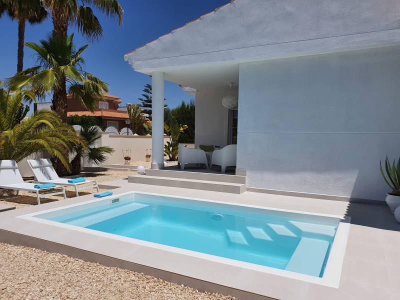 Mini piscine blanc perle dans le Golf de Saint Tropez