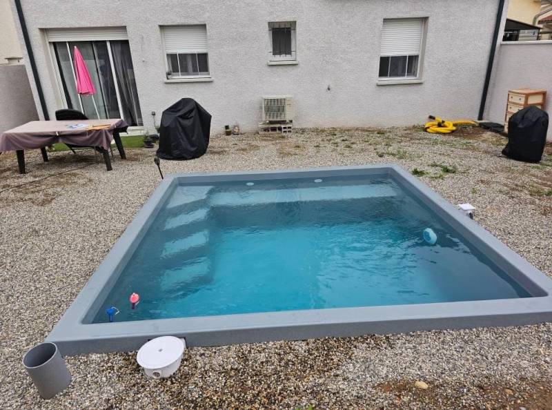 Piscine carrée à Toulon dans le Var
