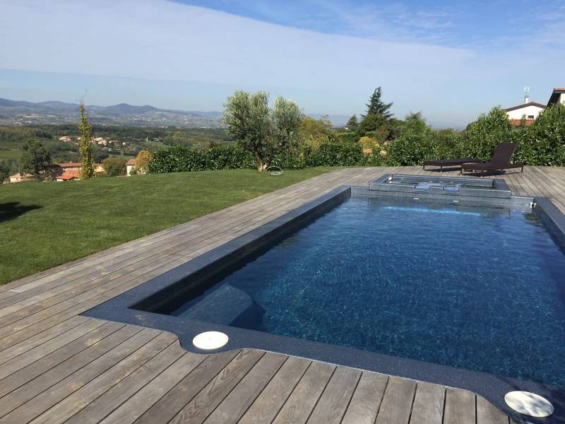 Lab Spa: spa à débordement sur piscine Freedom dans le Var 83