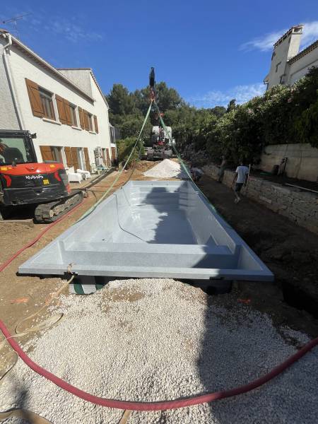 Pose piscine avec escalier sur la largeur à La Garde à coté de Toulon dans le Var