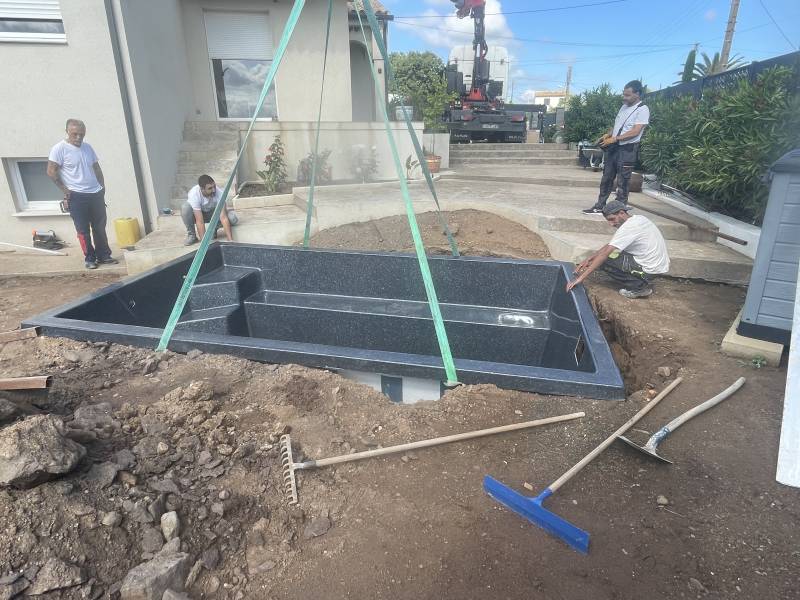Installation piscine coque noire Var