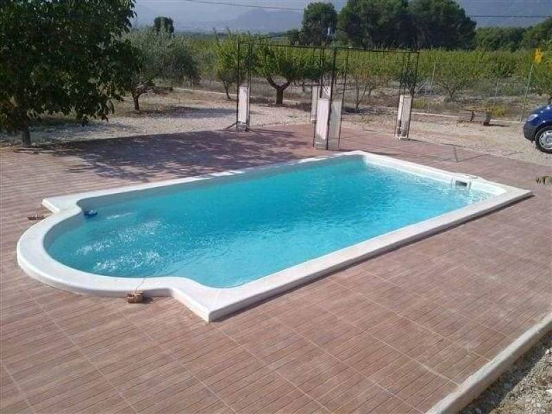 piscine fond incliné à Brignoles dans le Var