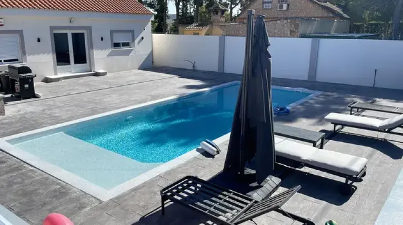 Piscine avec plage immergée installée dans le Var