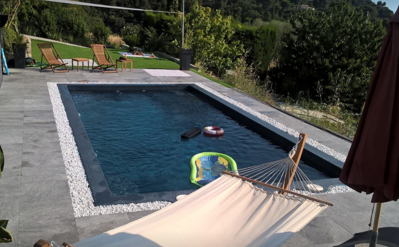 Piscine rectangulaire fond plat à carces à coté de Brignoles dans le Var