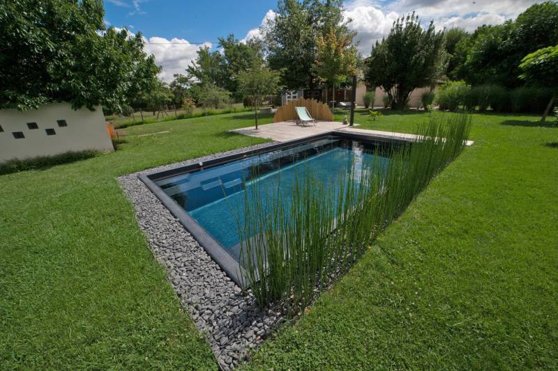 Piscine de 7 m noire perle installée à brignoles dans le Var