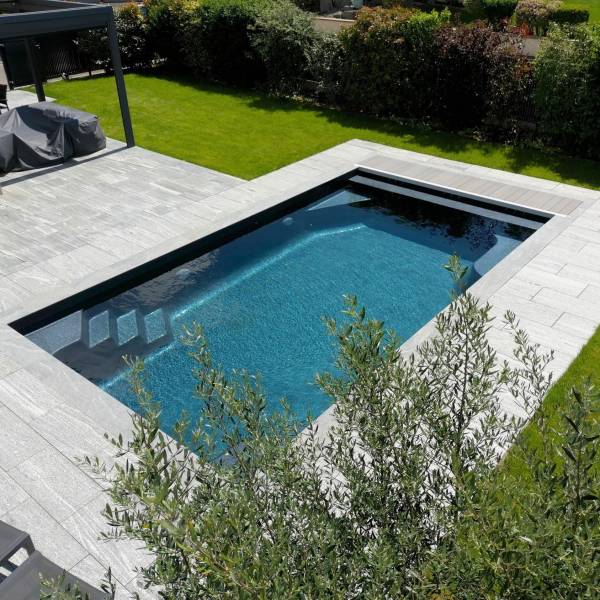 piscine rectangulaire avec volet immergé à saint Raphael dans le Var