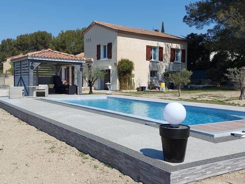 Piscine avec volet immergé gris effet marbré dans le Var