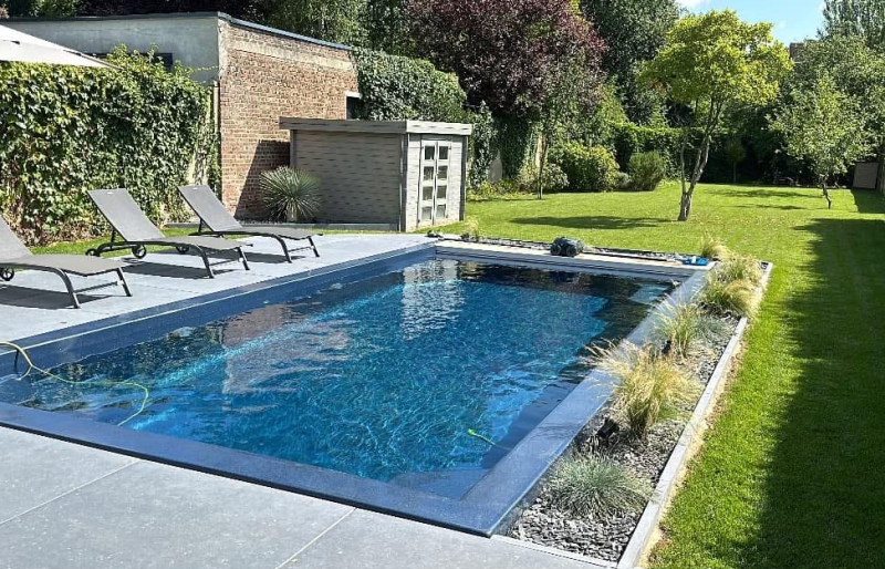 Piscine bleu foncé à Marcq en Baroeul à coté de Lille Nord