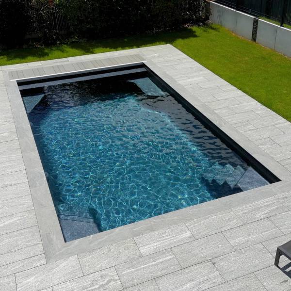 Piscine 8 m volet immergé dans le Var
