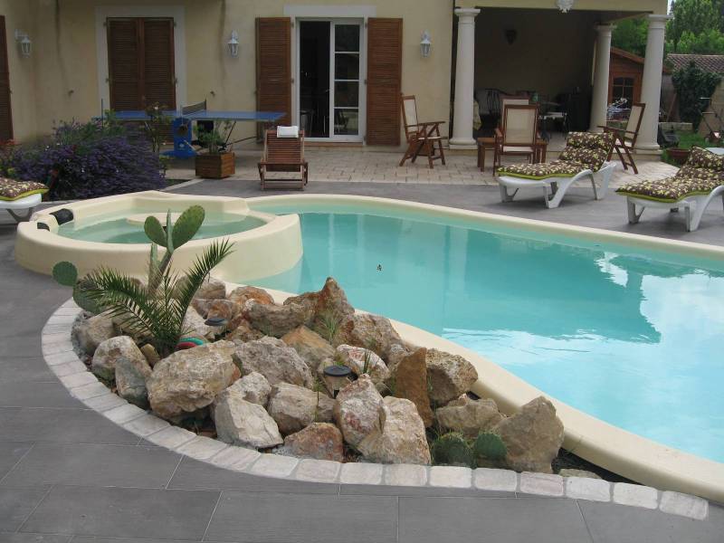 Modèle forme libre avec spa à débordement installé à Brignoles dans le Var