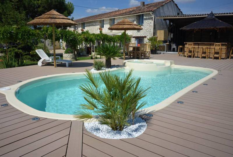 Modèle forma libre avec spa intégré installé à Draguignan dans le Var