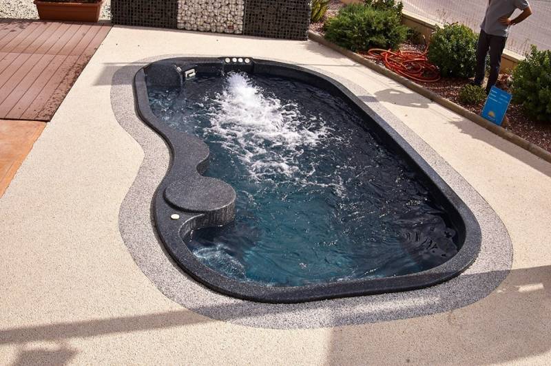 Mini piscine avec nage à contre courant dans le var