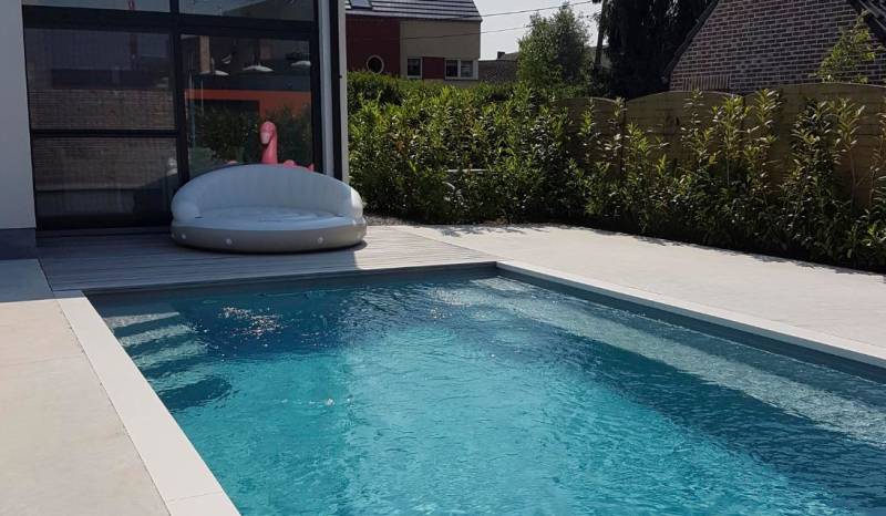 Piscine haut de gamme grise installée dans le Nord pas de Calais
