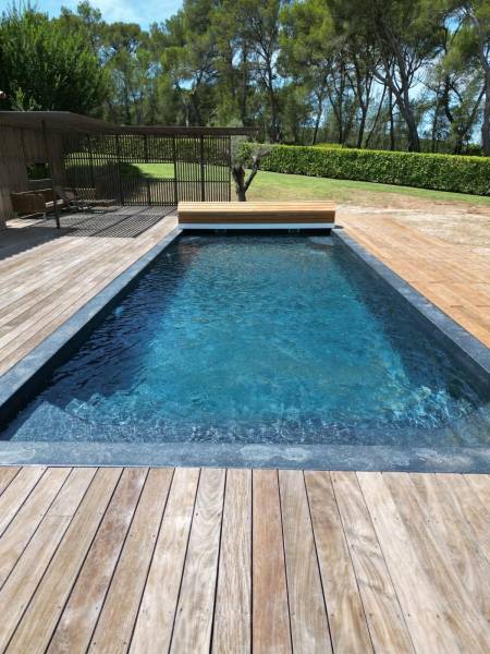 piscine noire dans le Var