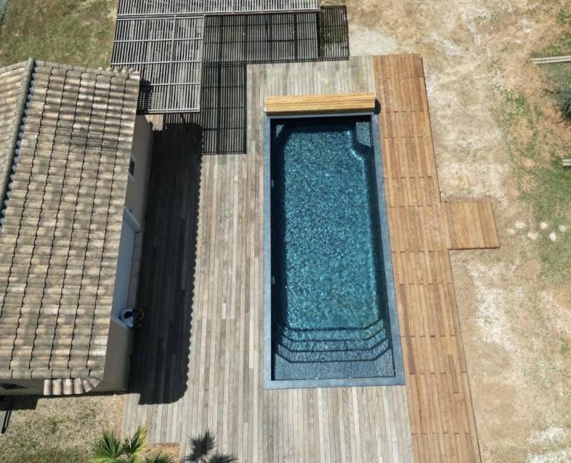 Piscine avec escalier sur la largeur esprit bali dans la Var à coté de Toulon