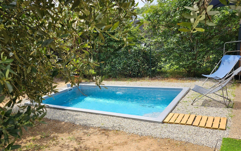 Mini piscine avec banc sur la longueur installée dans le var