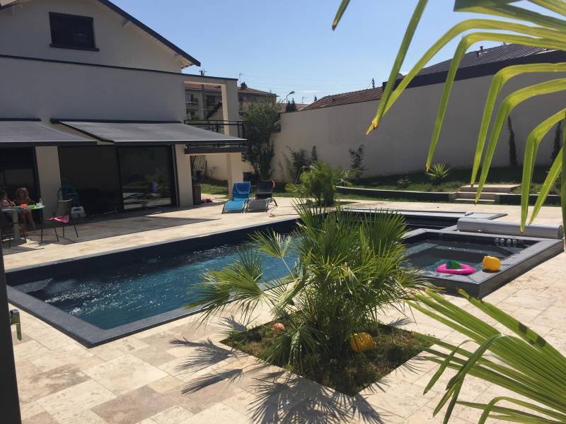 Piscine avec Spa à débordement à Saint Maximin la Sainte Beaume