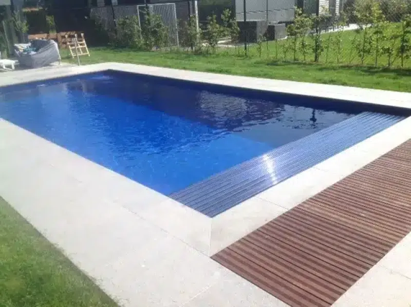 piscine bleue foncé aux Arcs à coté de Draguignan dans le Var