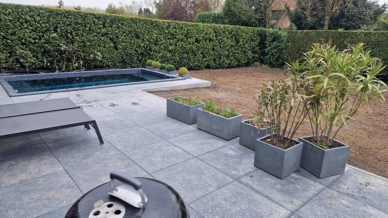 Installation d'une piscine coque époxy noire 