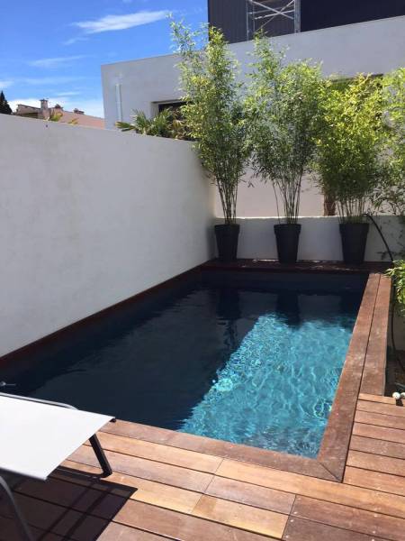 mini piscine noire effet Bali Dans le Var