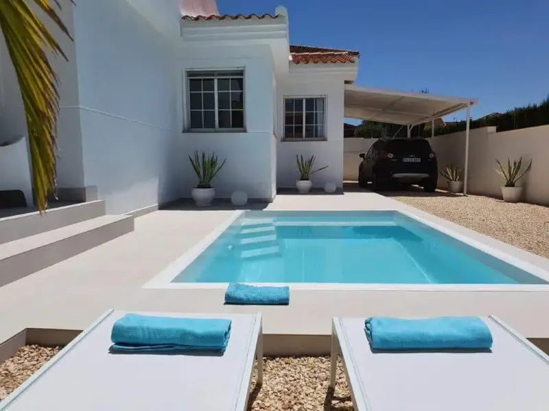 Piscine blanc perle installée dans le golf de Saint Tropez