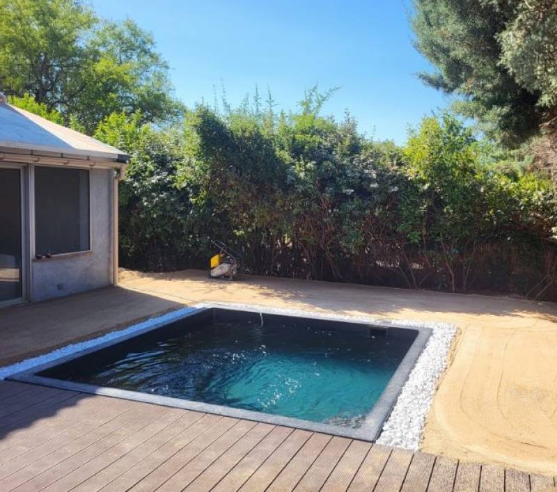 Piscine coque carrée dans le Var