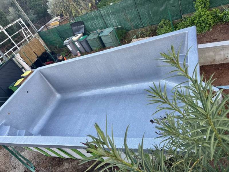 Coque rectangulaire gris moyen dans le Var