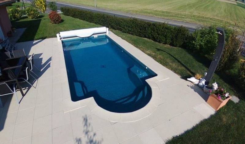 Piscine Fond incliné avec escalier roman et banquette balnéo à coté de Lille Nord
