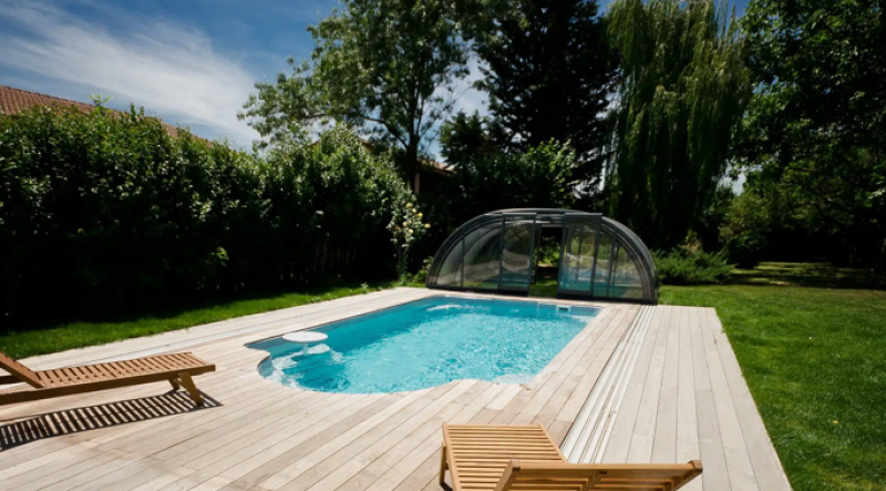 piscine avec eslalier roman dans le Var