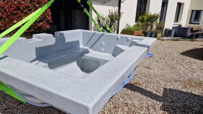 Piscine coque  haut de gamme en époxy avec spa à débordement à coté de Béthune dans le Pas de Calais