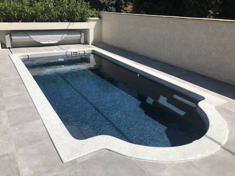 Piscine escalier roman fond incliné dans le Var