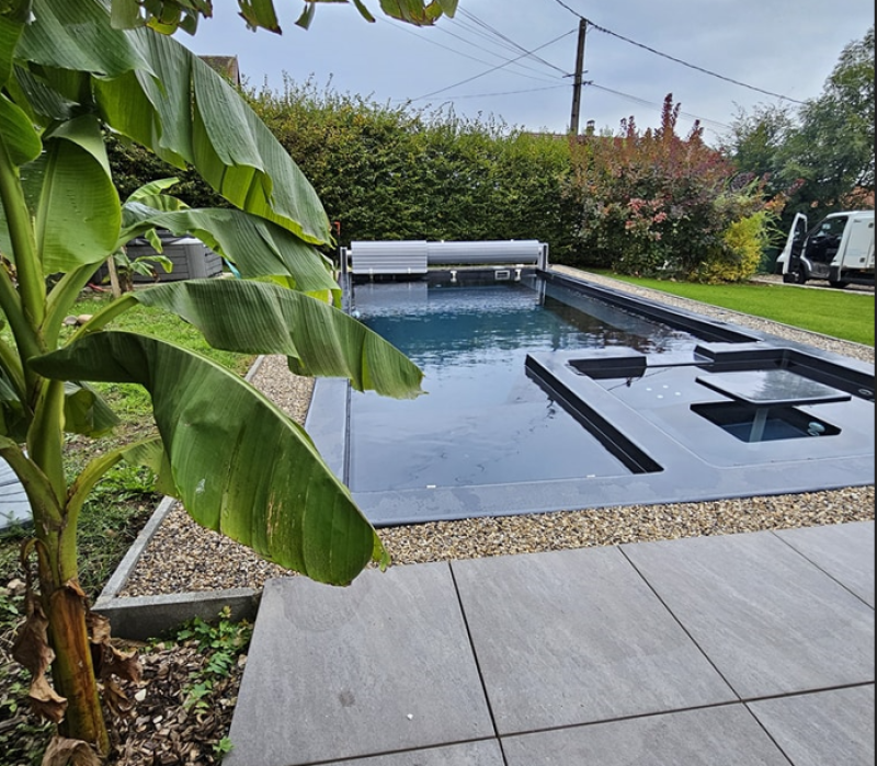 Modèle Manhattan: piscine rectangulaire avec spa à débordement intégré et plage immergée