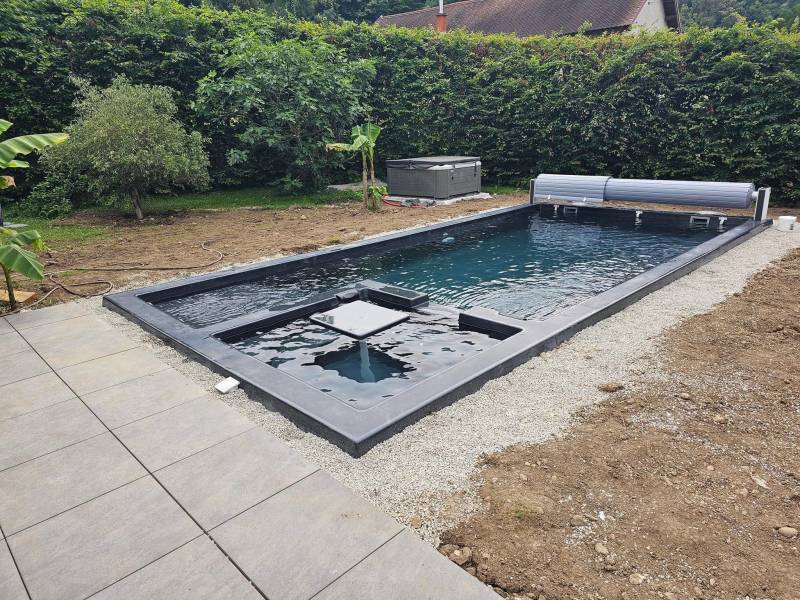 Modèle Manhattan: piscine rectangulaire avec spa à débordement intégré et plage immergée