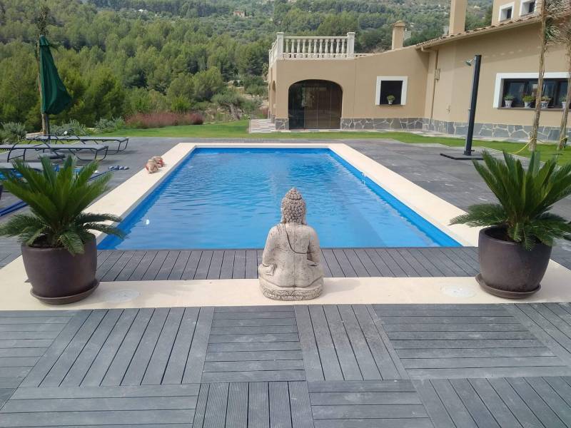 piscine coque bleue dans le Var