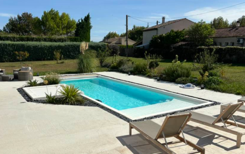 Piscine blanc bysantin avec plage immergée à Toulon dans le var