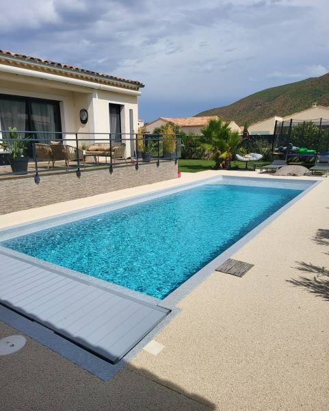 Piscine avec plage immergée et volet immergé dans le Var