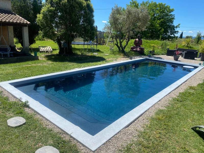 piscine bleu foncé Brignoles