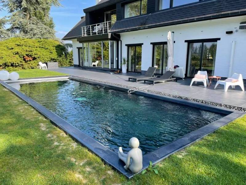 piscine avec volet immergé noire Nord 59