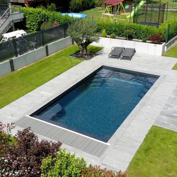 piscine avec volet immergé noire dans le Var 83