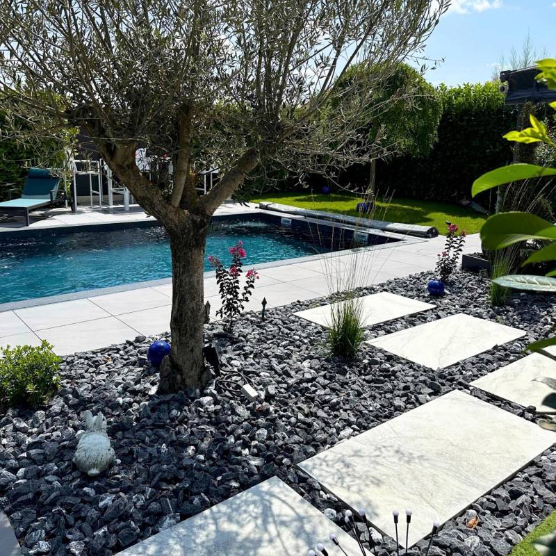 Piscine noire marbrée à Sainte Maxime Var