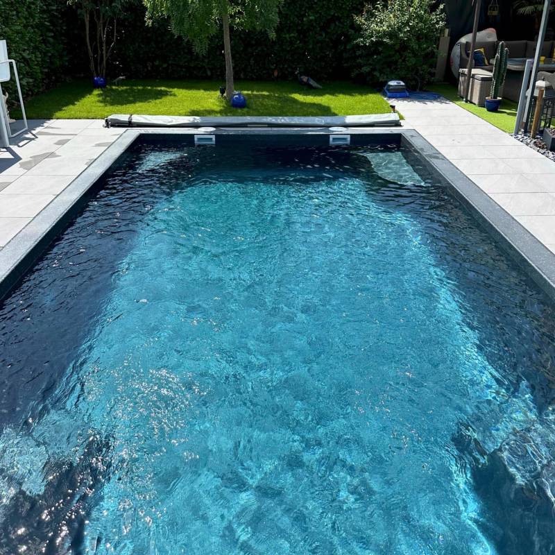 Piscine rectangulaire avec escaliers latéraux dans le Pas de calais à coté de Béthune